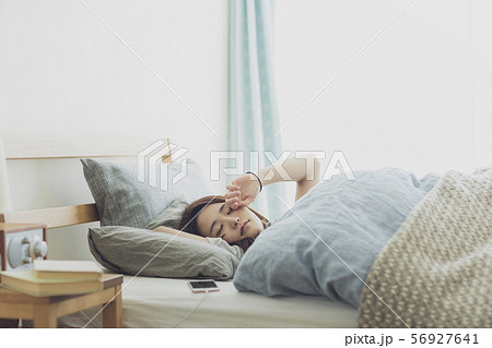 若い女性 寝起き 56927641