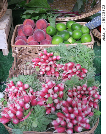 パリ・ラスパイユのビオマルシェ　オーガニック食品市場 56928322