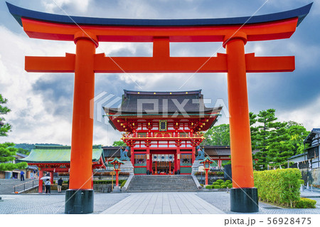 夏の伏見稲荷大社　鳥居と楼門 56928475