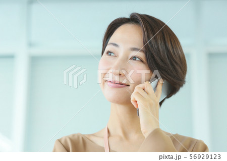 ビジネスウーマン(スマホ ビジネスウーマン(スマホ 56929123