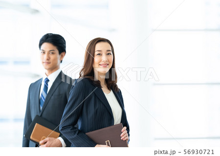 ビジネスイメージ 男性社員 女性社員 ビジネスイメージ 男性社員 女性社員 56930721