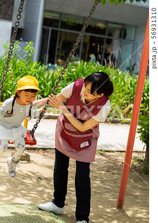 公園で遊ぶ保育士と園児たち 公園で遊ぶ保育士と園児たち 56931310