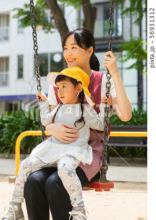 公園で遊ぶ保育士と園児たち 56931312