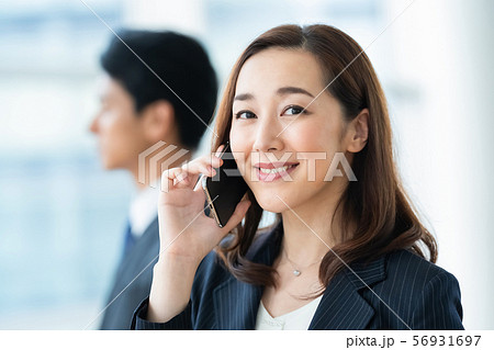 ビジネスイメージ　男性社員　女性社員　 56931697