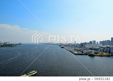 レインボーブリッジループ橋　コンテナの並ぶ東京湾 56932182