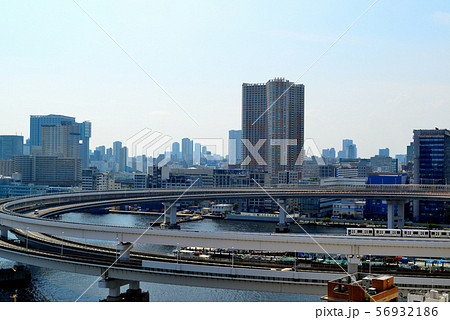 レインボーブリッジループ橋 コンテナの並ぶ東京湾 レインボーブリッジループ橋 コンテナの並ぶ東京湾 56932186