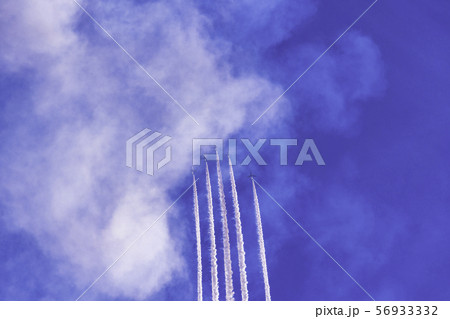 青空・大空・イメージ　（ブルーインパルス展示飛行） 56933332