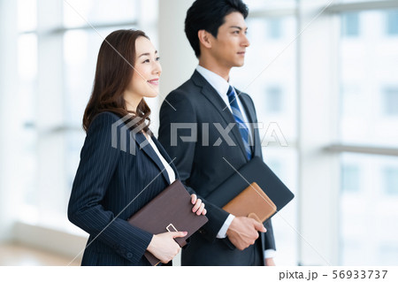 ビジネスイメージ　男性社員　女性社員　 56933737