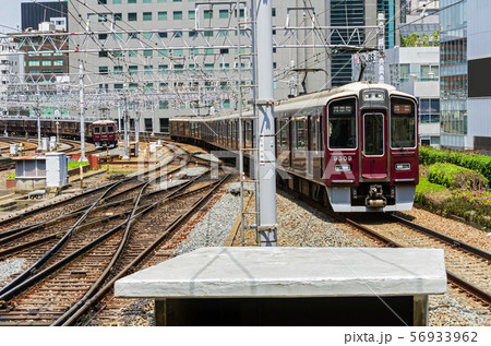 梅田駅に入る阪急電車 9300系 梅田駅に入る阪急電車 9300系 56933962