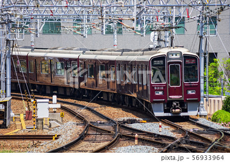 梅田駅に入る阪急電車　9300系 56933964