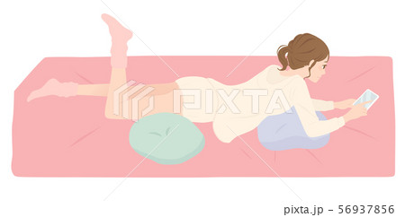 寝転びながらスマートフォンをいじる女性 56937856