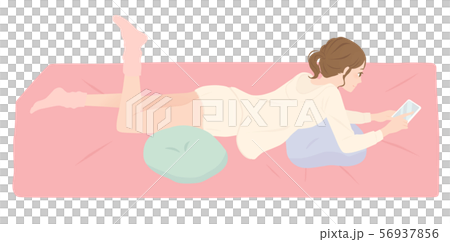 寝転びながらスマートフォンをいじる女性 56937856