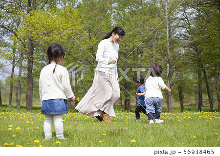 子ども達と遊ぶ先生 子ども達と遊ぶ先生 56938465