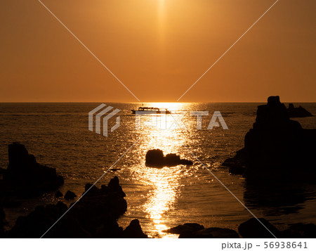 越前加賀海岸国定公園 東尋坊の夕景 遊覧船シルエット 越前加賀海岸国定公園 東尋坊の夕景 遊覧船シルエット 56938641