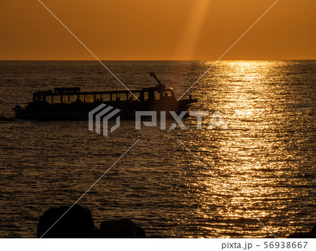 越前加賀海岸国定公園 東尋坊の夕景 遊覧船シルエット 越前加賀海岸国定公園 東尋坊の夕景 遊覧船シルエット 56938667