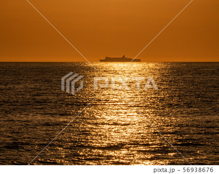 越前加賀海岸国定公園　東尋坊の夕景　大型客船シルエット 56938676