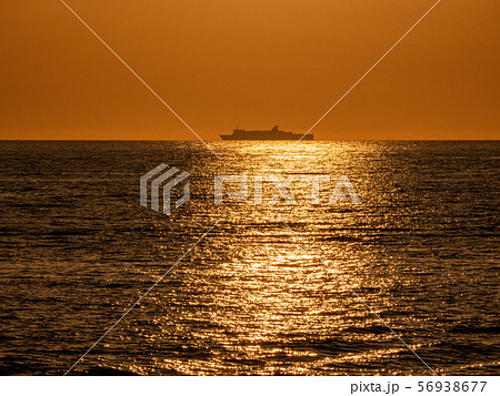 越前加賀海岸国定公園　東尋坊の夕景　大型客船シルエット 56938677