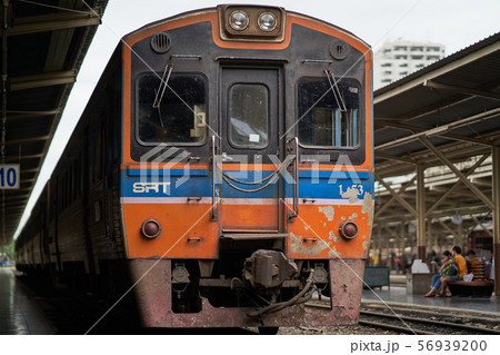 バンコクのフワランポーン駅 タイ国鉄の電車 バンコクのフワランポーン駅 タイ国鉄の電車 56939200