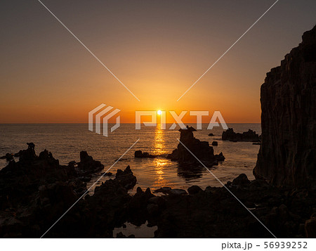 越前加賀海岸国定公園 東尋坊の夕景 越前加賀海岸国定公園 東尋坊の夕景 56939252