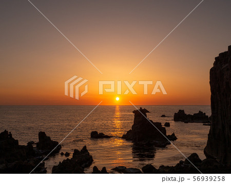 越前加賀海岸国定公園 東尋坊の夕景 越前加賀海岸国定公園 東尋坊の夕景 56939258