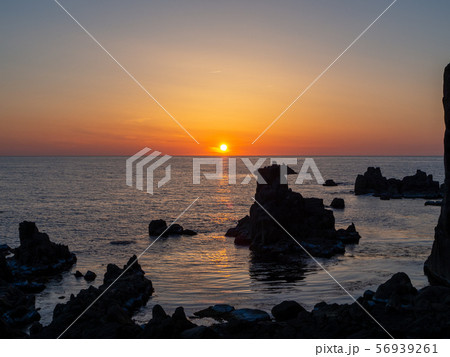 越前加賀海岸国定公園　東尋坊の夕景 56939261