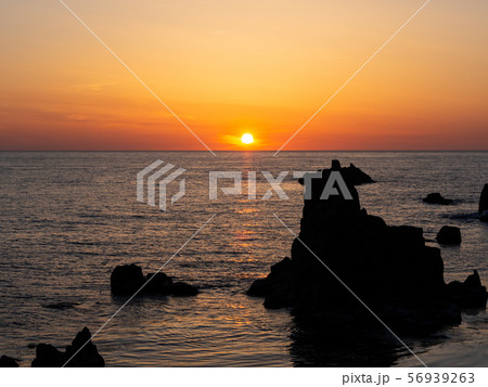 越前加賀海岸国定公園　東尋坊の夕景 56939263