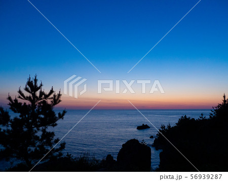 越前加賀海岸国定公園 東尋坊の夕景 マジックアワー 越前加賀海岸国定公園 東尋坊の夕景 マジックアワー 56939287
