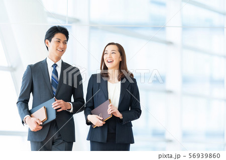 ビジネスイメージ 男性社員 女性社員 ビジネスイメージ 男性社員 女性社員 56939860