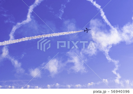 青空・大空・イメージ　（ブルーインパルス展示飛行） 56940396