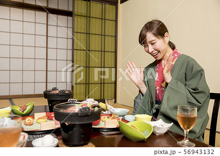 温泉旅館夕飯を見て喜ぶ若い女性 GoToトラベルキャンペーン 温泉旅館夕飯を見て喜ぶ若い女性 GoToトラベルキャンペーン 56943132