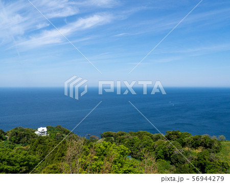 越前岬　森の中にぽつんと建つ白い一軒家　5月の青空と海 56944279