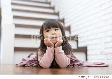 女の子　子供　かわいい 56944558