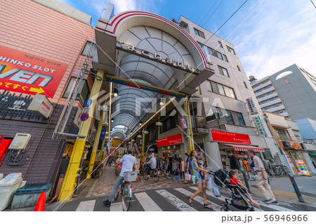 日本の横浜都市景観 横浜橋通商店街。自転車を降りようとする男性(左手前)と自転車の危険運転者・中央奥 日本の横浜都市景観 横浜橋通商店街。自転車を降りようとする男性(左手前)と自転車の危険運転者・中央奥 56946966