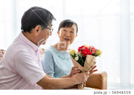 シニア夫婦のイメージ 花束プレゼント シニア夫婦のイメージ 花束プレゼント 56948359