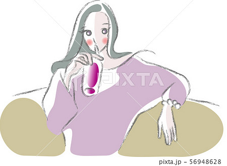 リラックスして飲み物を飲む女性 56948628