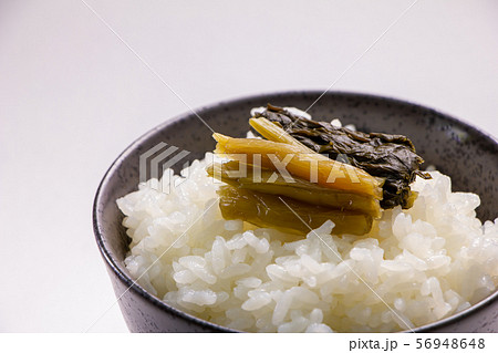 ごはんにのせられた野沢菜漬け(信州野沢温泉名物・長野県の定番土産物のひとつとして知られる漬物)。 56948648