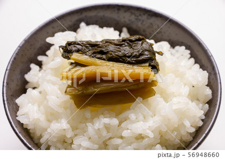 ごはんにのせられた野沢菜漬け(信州野沢温泉名物・長野県の定番土産物のひとつとして知られる漬物)。 ごはんにのせられた野沢菜漬け(信州野沢温泉名物・長野県の定番土産物のひとつとして知られる漬物)。 56948660