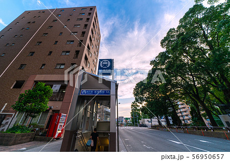 日本の横浜都市景観　地下鉄　阪東橋駅（出入口）を望む 56950657