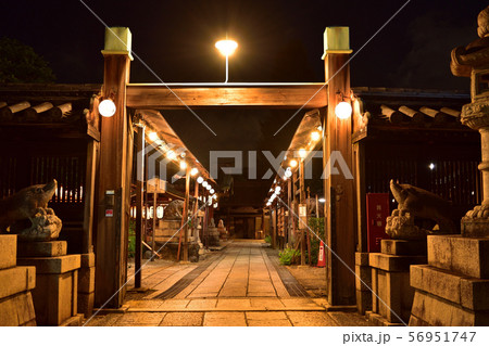 京都・摩利支尊天堂の夜景 56951747