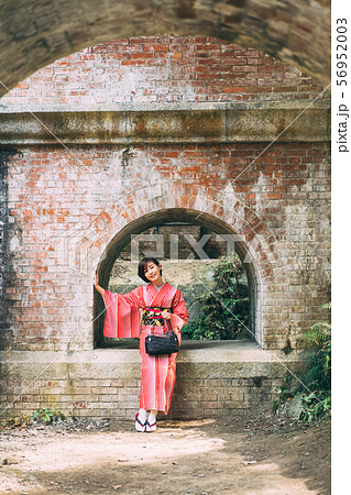 京都を観光する着物の女性 京都を観光する着物の女性 56952003