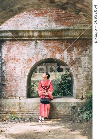 京都を観光する着物の女性　 56952004