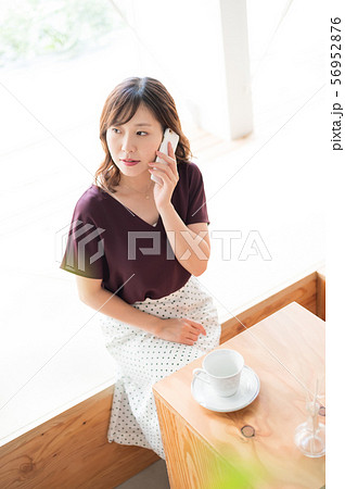 カフェ　女性 56952876