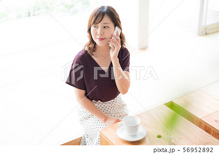 カフェ　女性 56952892
