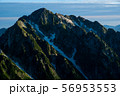 北アルプスの朝日に照らされる剱岳 56953553