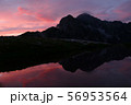 北アルプスの水面に映る夕照の剱岳 56953564