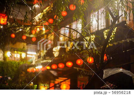 台湾　九份での雨の日の夜景 56956218