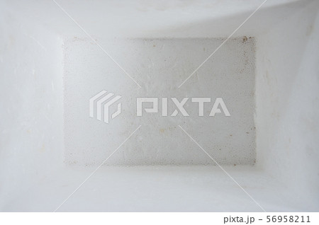 Inside view of the dirty foam box . Inside view of the dirty foam box . 56958211