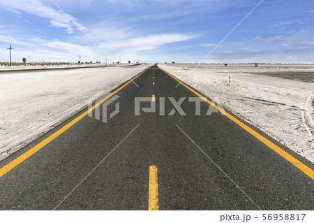 Smooth road stretching far into the empty horizon Smooth road stretching far into the empty horizon 56958817
