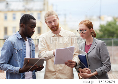 Business people discussing contract 56960874