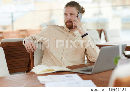 Young man working in cafe 56961181